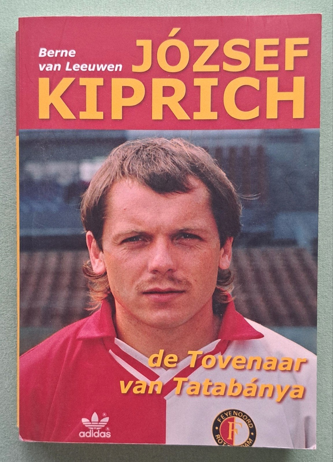 József Kiprich de Tovenaar van Tatabánya - Berne van Leeuwen, Nieuw, Ophalen of Verzenden, Balsport, Berne van Leeuwen