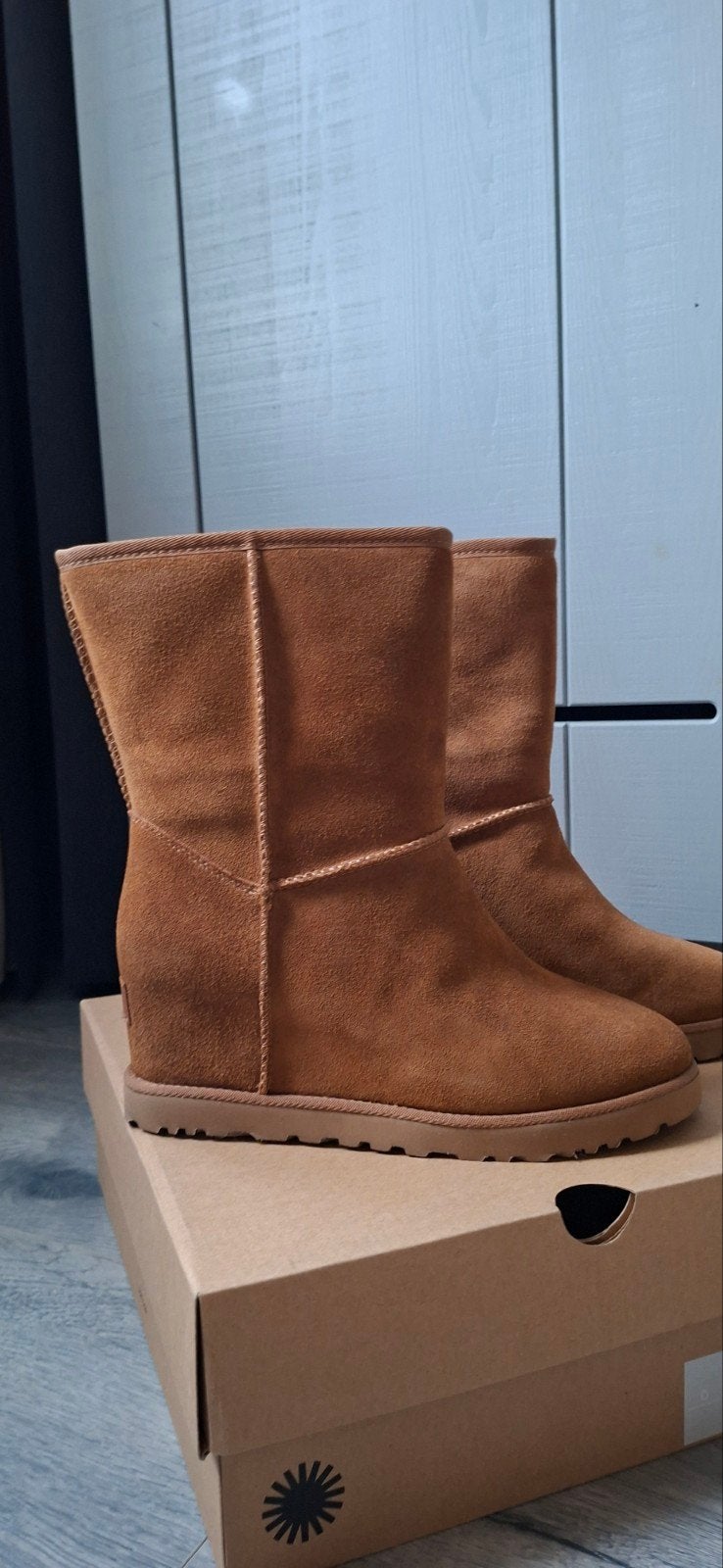 Nieuwe Ugg Classic Femme Short laarzen - Maat 39, Bruin, Lage of Enkellaarzen, Nieuw, Ophalen of Verzenden