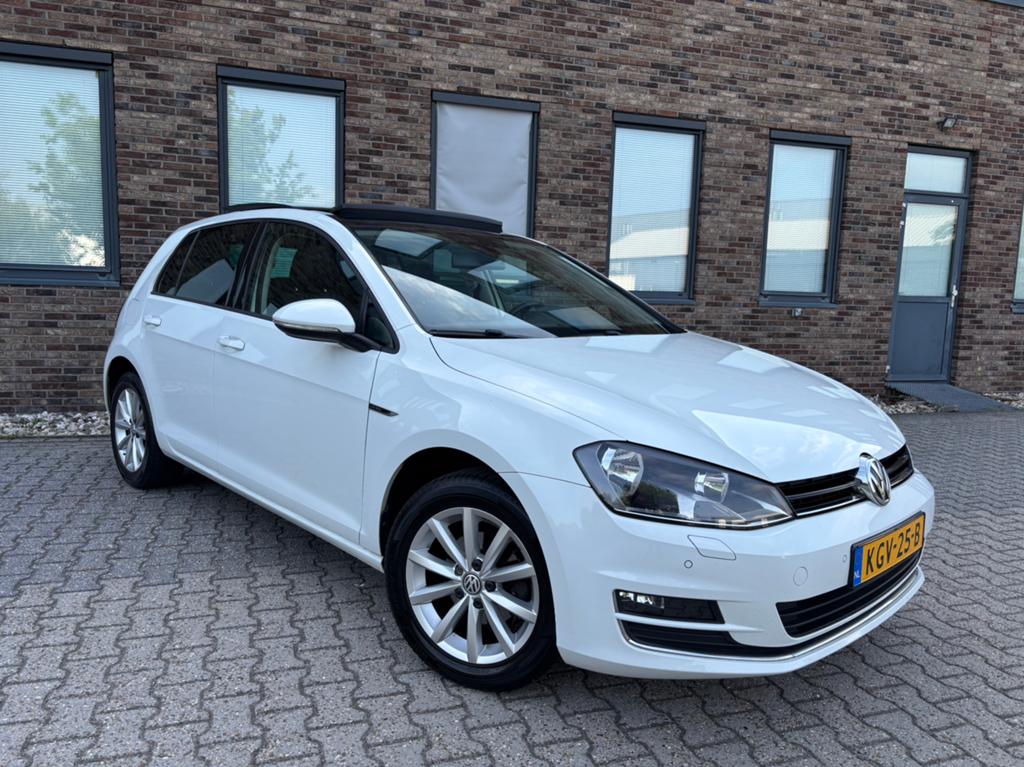 Volkswagen Golf LOUNGE 1.2 TSI Airco Cruise Navi Pano PDC, Voorwielaandrijving, Zwart, 4 cilinders, Wit