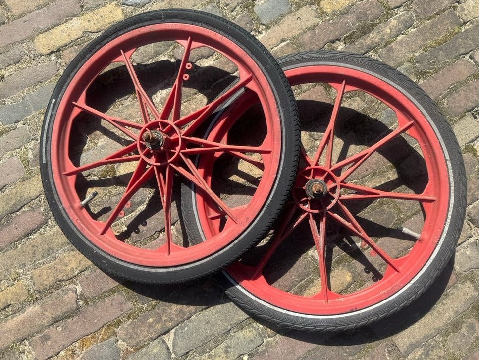 Twee rode 20” fietswielen met band, €10/stuk, Wiel, Kunststof, Ophalen of Verzenden, Gebruikt