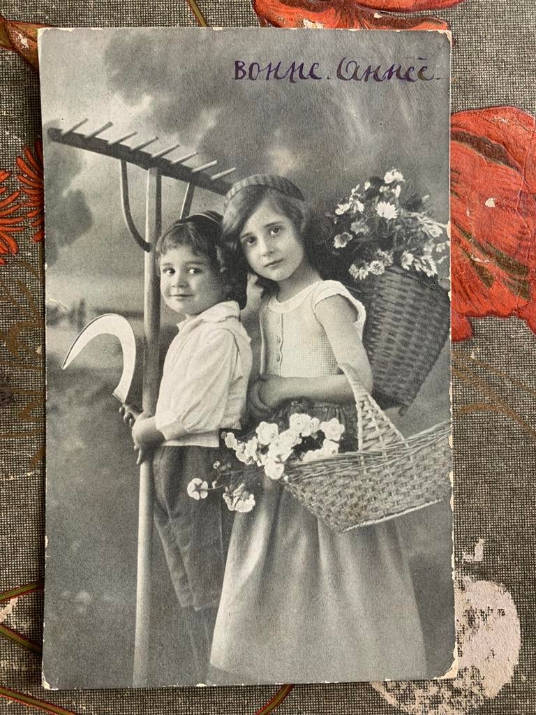 Bonne Année - jongen en meisje - sikkel, hark, bloemen (NN), Ophalen of Verzenden, Voor 1920, Gelopen, Feest(dag)