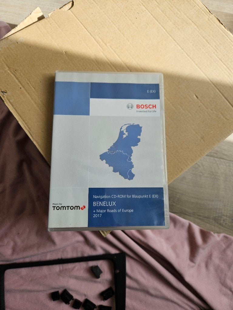 Originele volkswagen RNS 300 Navigatie CD set Benelux 2017, Auto diversen, Ophalen, Zo goed als nieuw