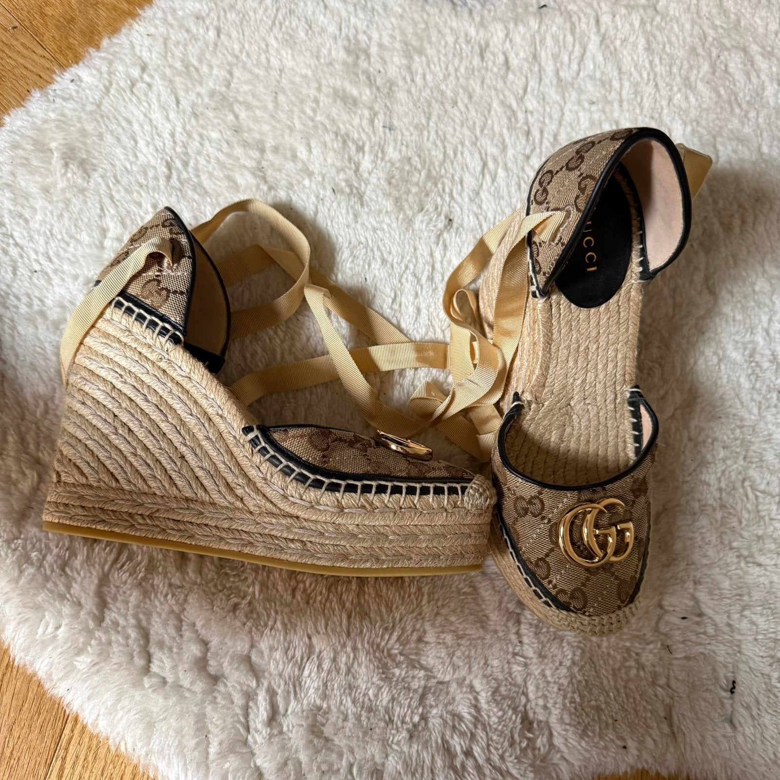 Gucci wedges maat 37 nooit gedragen, Kleding | Dames, Schoenen, Zwart, Nieuw, Ophalen of Verzenden, Schoenen met hoge hakken