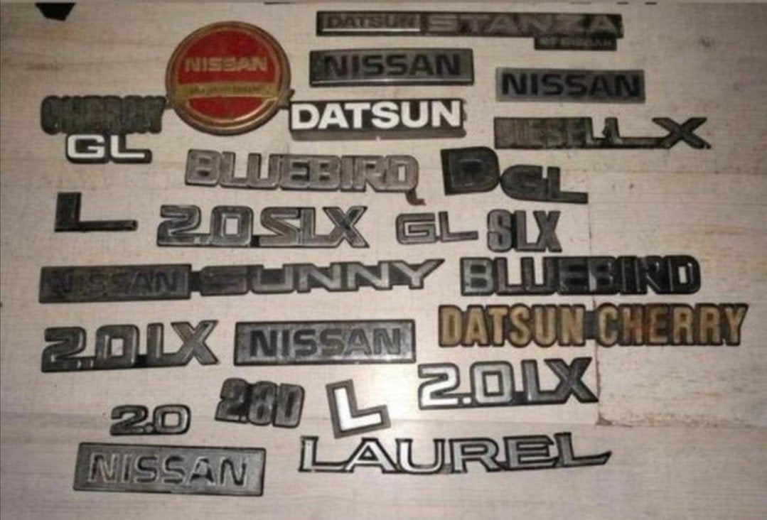 Diverse oudere DATSUN NISSAN emblemen, Ophalen of Verzenden