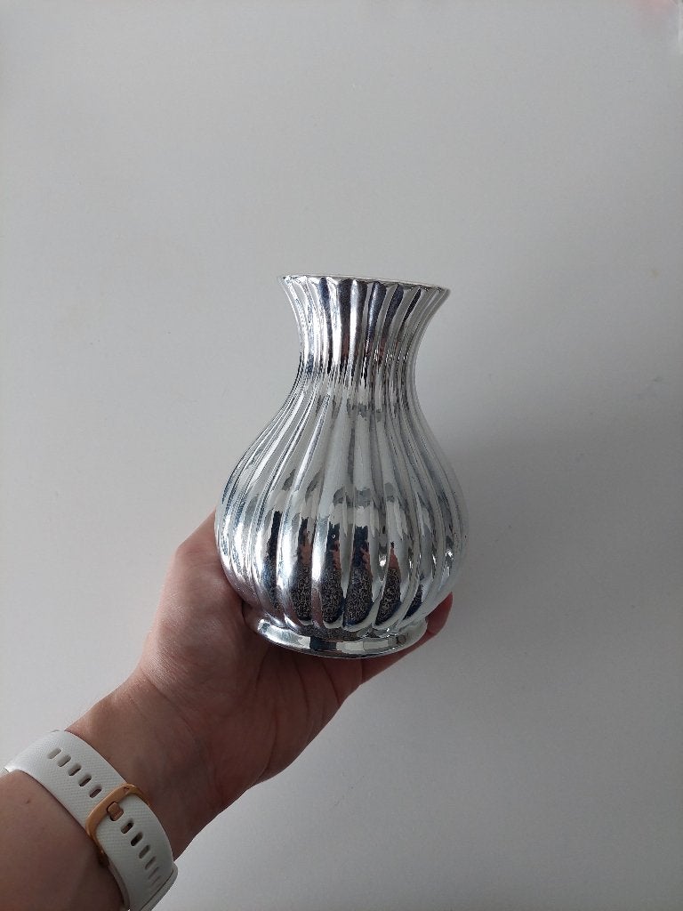 Zilverkleurige vaas met ribbelstructuur, 13.5cm hoog, Huis en Inrichting, Kunststof, Met patroon/structuur, Ophalen of Verzenden