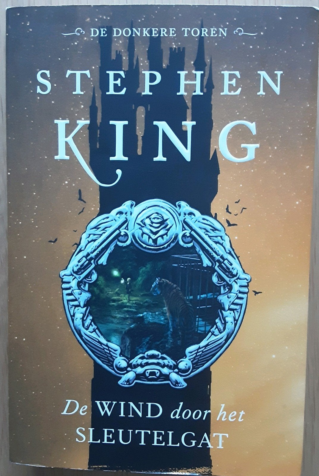 De Wind door het Sleutelgat -Stephen King (De Donkere Toren), Boeken, Ophalen of Verzenden, Zo goed als nieuw, Stephen King, Nederland