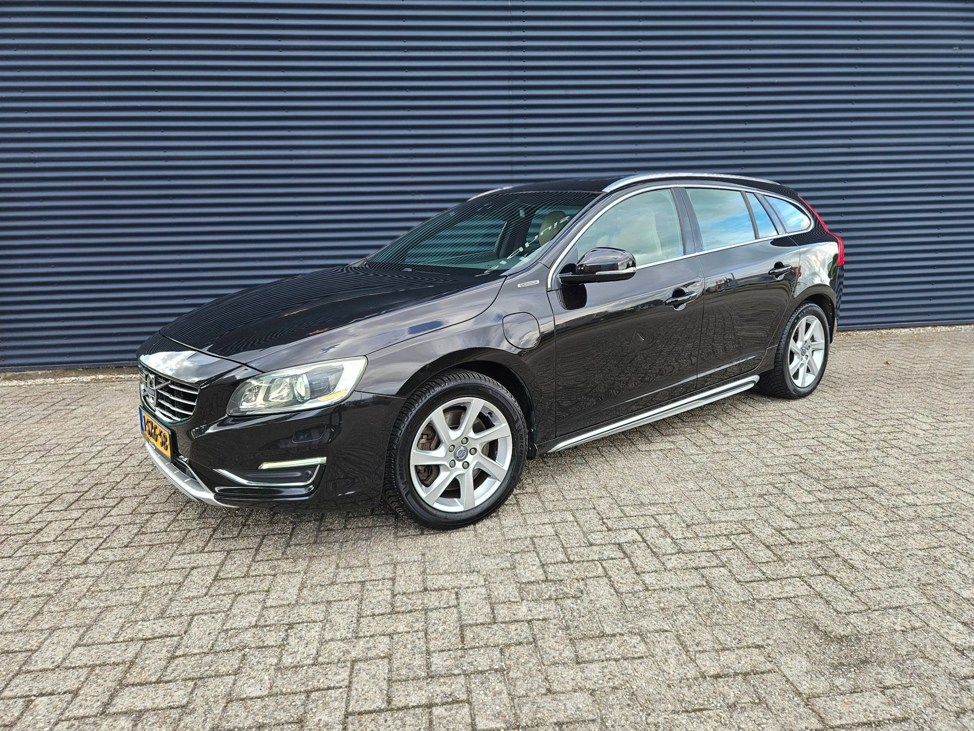 Volvo V60 - 2.4 D6 AWD Summum | PANO | LEDER | BLIS | FULL!, Auto's, Volvo, Automaat, Beige, Zwart, Vierwielaandrijving