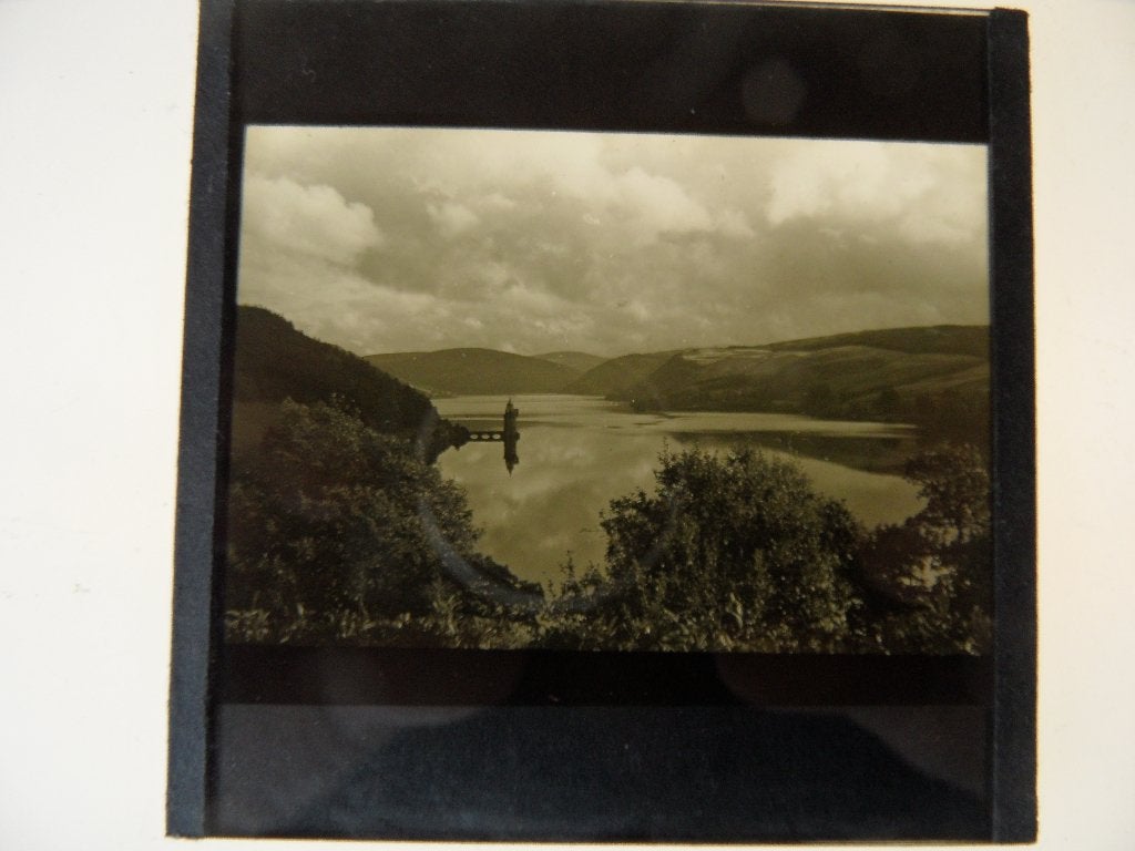 glasdia  toren in meer, Verzamelen, Foto, Zo goed als nieuw, Voor 1940, Buitenland