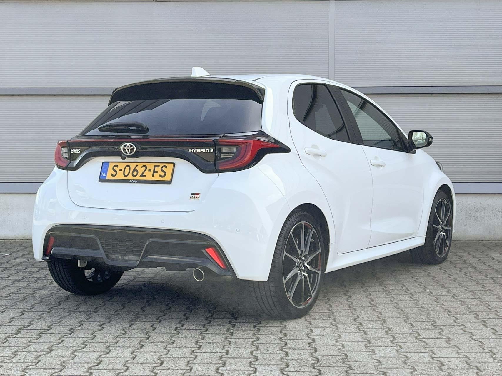 Toyota Yaris 1.5 Hybrid 115pk AUT GR Sport | Navigatie | Sto, Auto's, 12 maanden, 450 kg, Gebruikt, Bedrijf