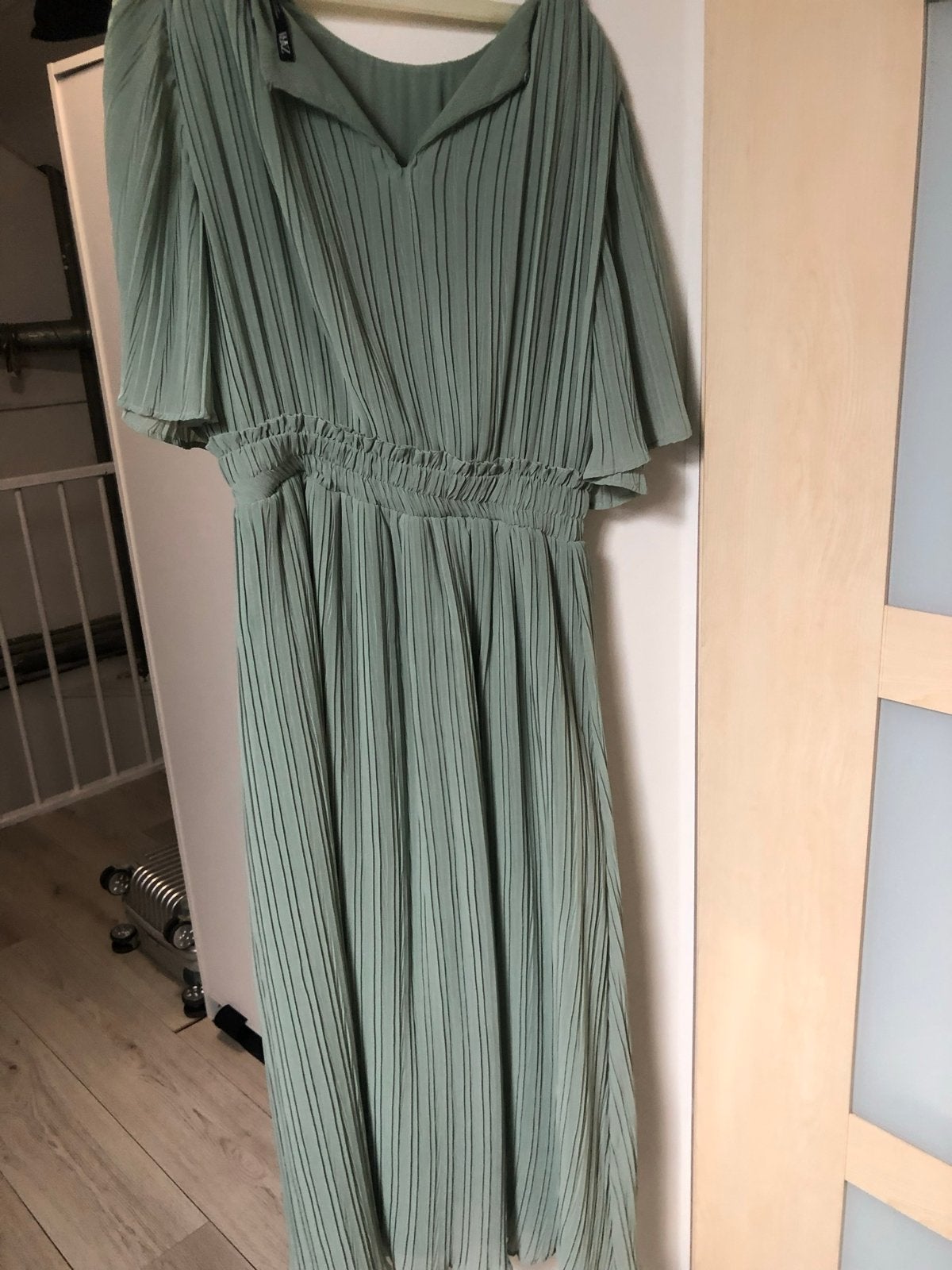 Zara geplooide midi-jurk in mintgroen, maat M, Maat 38/40 (M), Ophalen of Verzenden, Zo goed als nieuw, Onder de knie