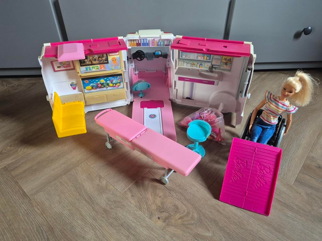 Barbie ambulance, Kinderen en Baby's, Speelgoed | Poppenhuizen, Ophalen, Zo goed als nieuw, Toebehoren