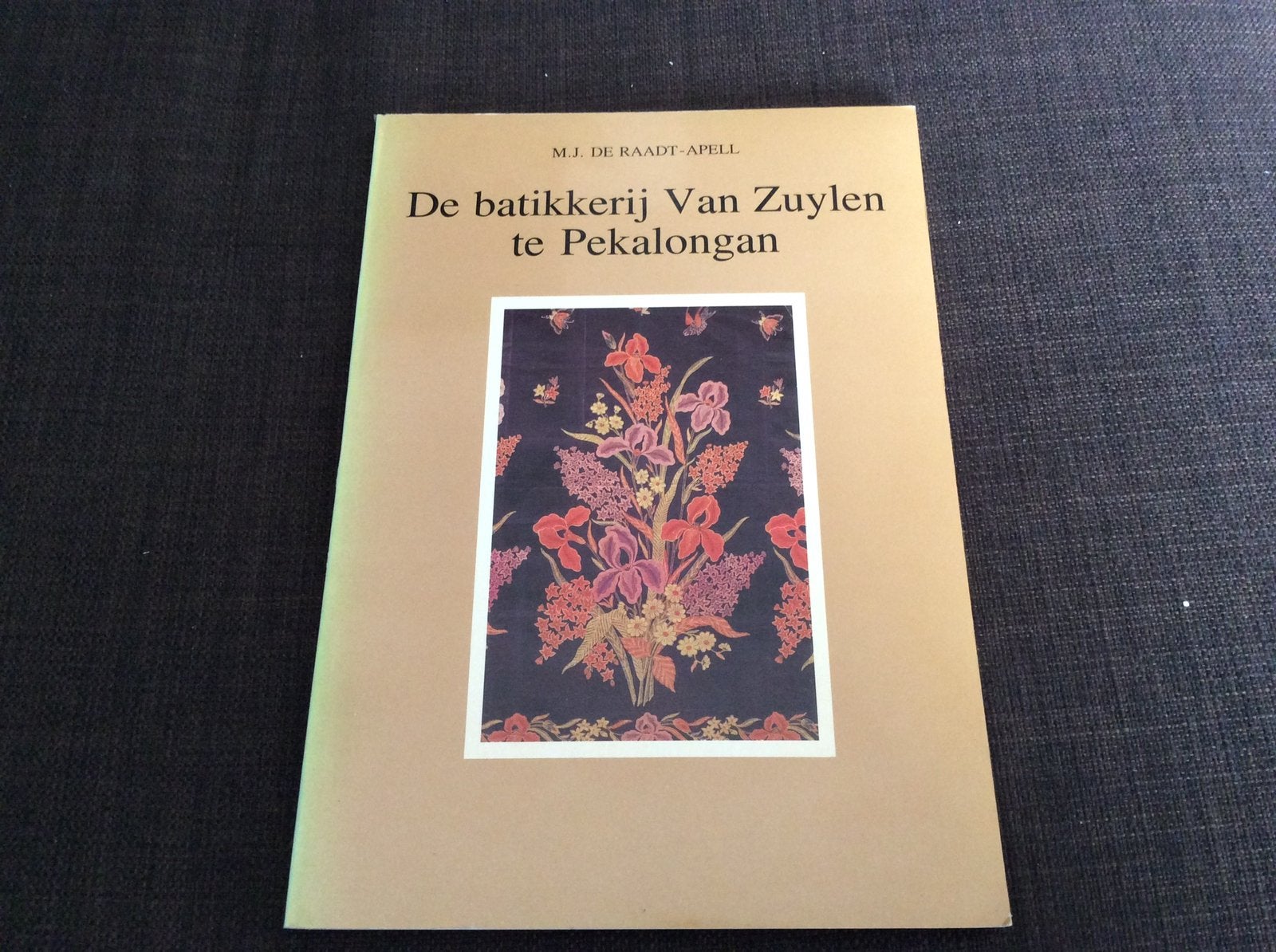 De batikkerij Van Zuylen te Pekalongan, M.J. De Raadt-Apell, Ophalen of Verzenden, Zo goed als nieuw