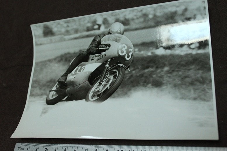 foto Cees van Dongen op 250cc Yamaha racer TT Assen ??, Ophalen of Verzenden, Gelezen