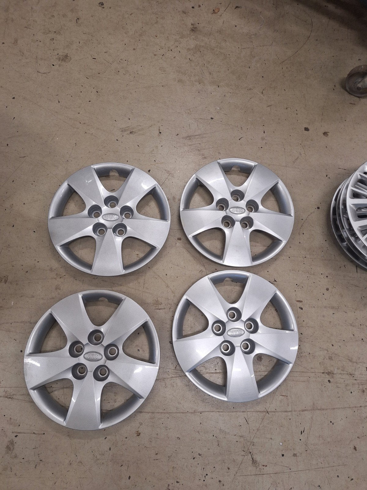 kia 15 inch wieldoppen, Auto diversen, Wieldoppen, Ophalen of Verzenden, Zo goed als nieuw