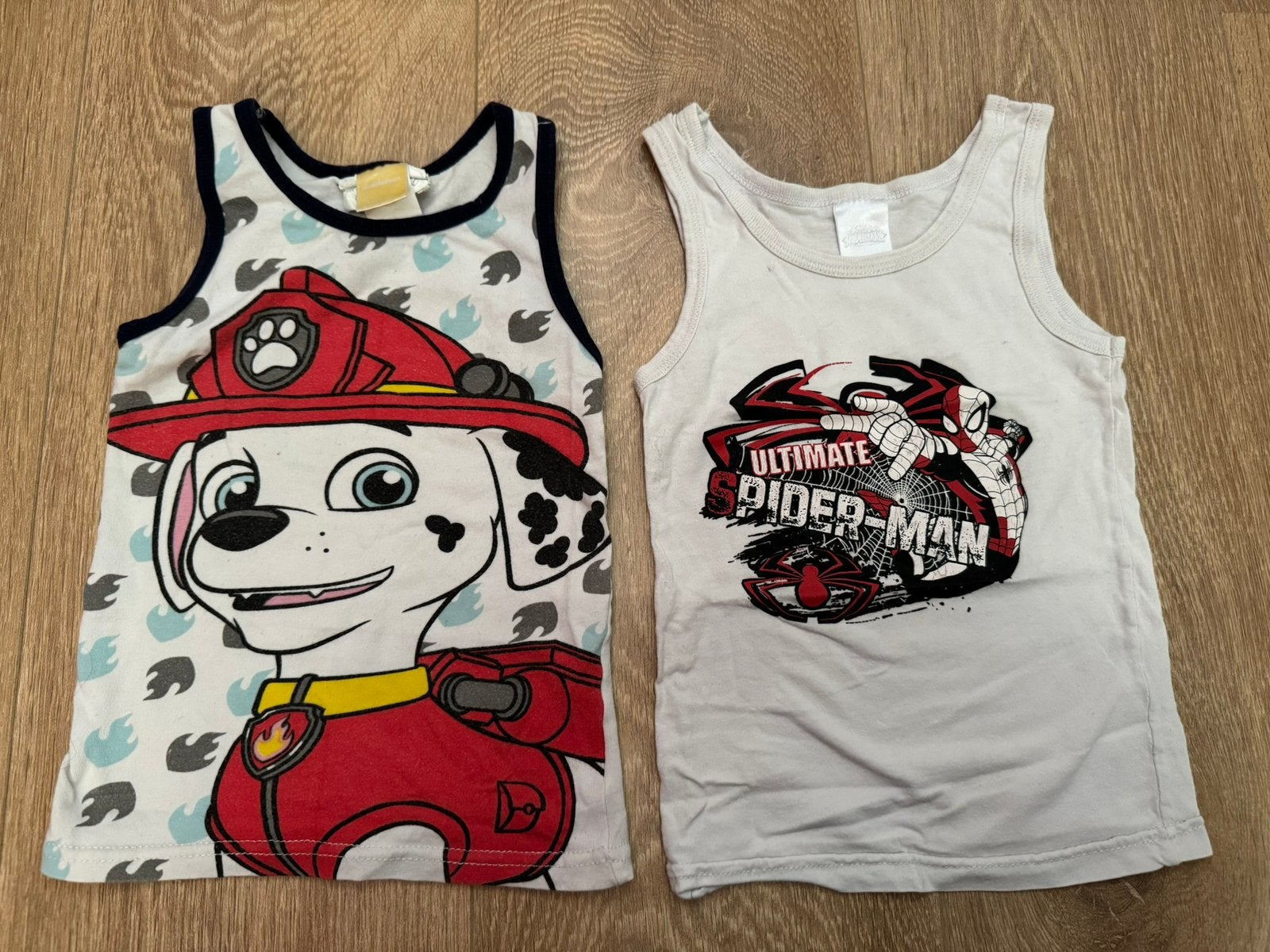2 hemden/singlets paw patrol & Spiderman maat 92/98, Ophalen of Verzenden, Gebruikt, Jongen, Nacht- of Onderkleding