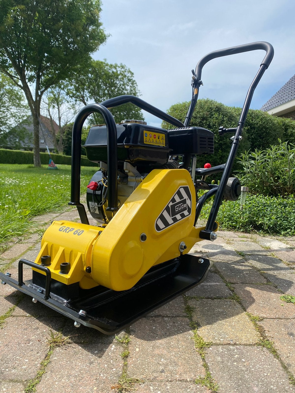 Krachtige trilplaat te huur -met rubbermat - bestrating&zand, Ophalen of Verzenden, Zo goed als nieuw
