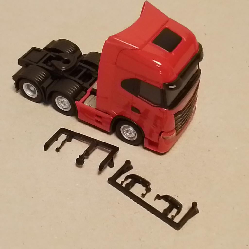 Aangeboden Herpa Iveco S-way 6x2 rood nieuw in doos, Hobby en Vrije tijd, Modelauto's | 1:87, Ophalen of Verzenden, Nieuw, Bus of Vrachtwagen