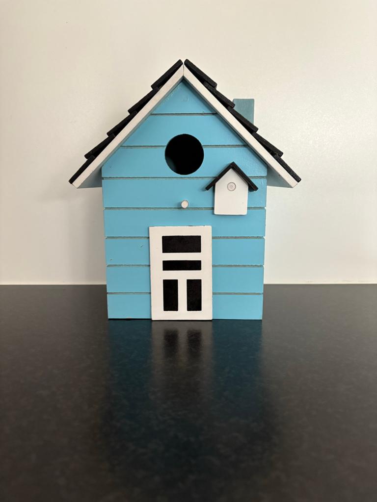 Leuk vogelhuisje in de vorm van een blauw huisje, Ophalen of Verzenden, Zo goed als nieuw