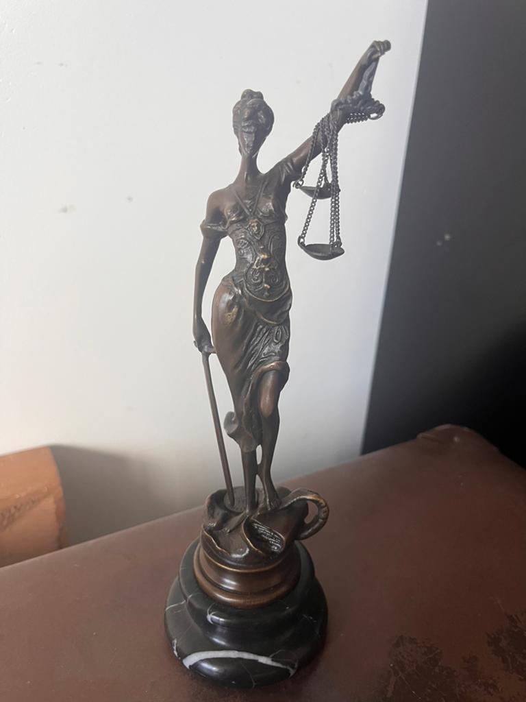 Bronzen beeld Vrouwe Justitia op marmeren sokkel, Ophalen of Verzenden, 20 - 50 cm, Beeld, Bruin