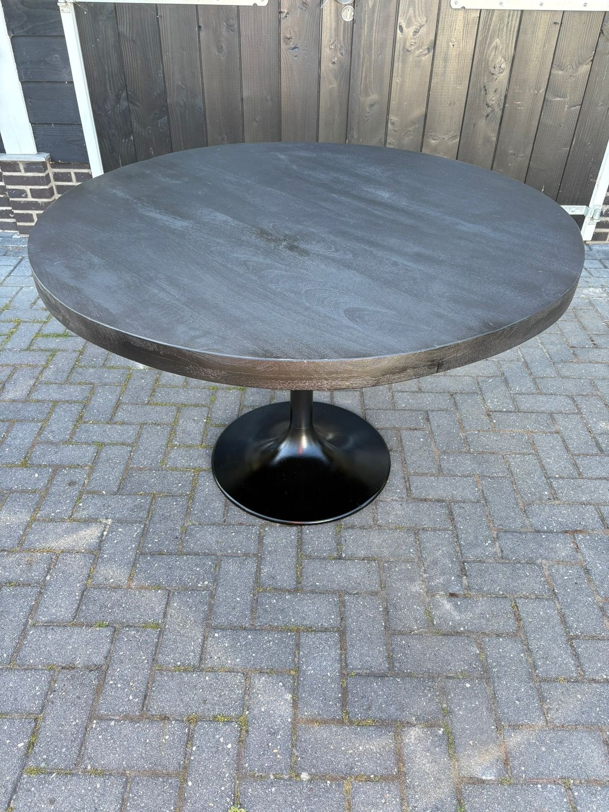 Mooie zwarte mango houten eettafel. Doorsnede 120 cm, Ophalen, Zo goed als nieuw