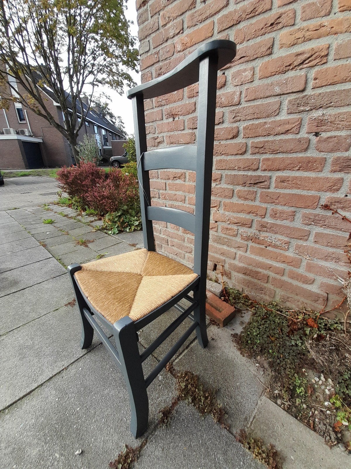 Mooie bidstoel. Antraciet! met biezen zitting., Huis en Inrichting, Ophalen, Hout, Zo goed als nieuw, Eén