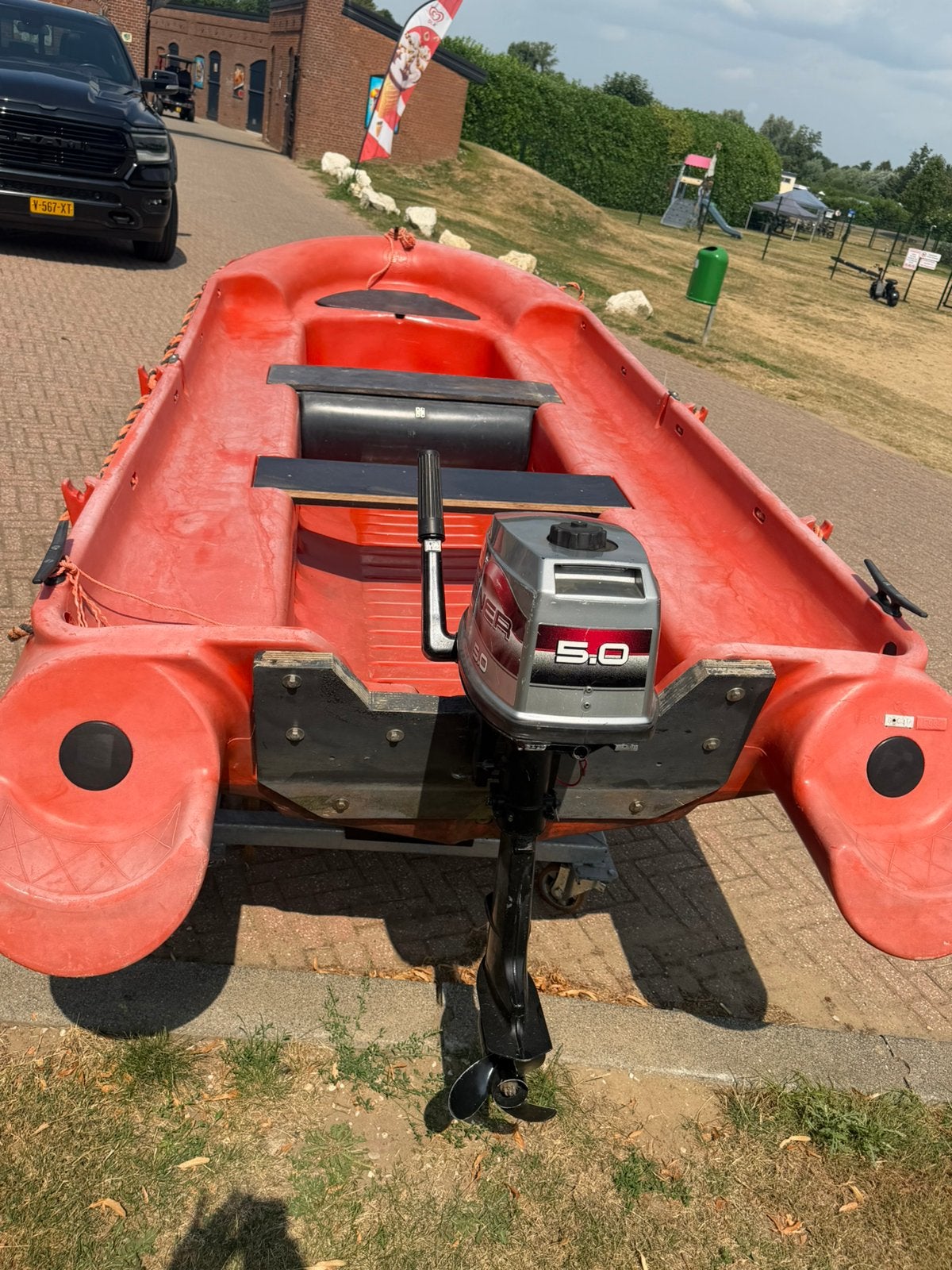 Kunstof boot inc mariner 5pk 2 takt koopje €1000,- zo mee, Ophalen