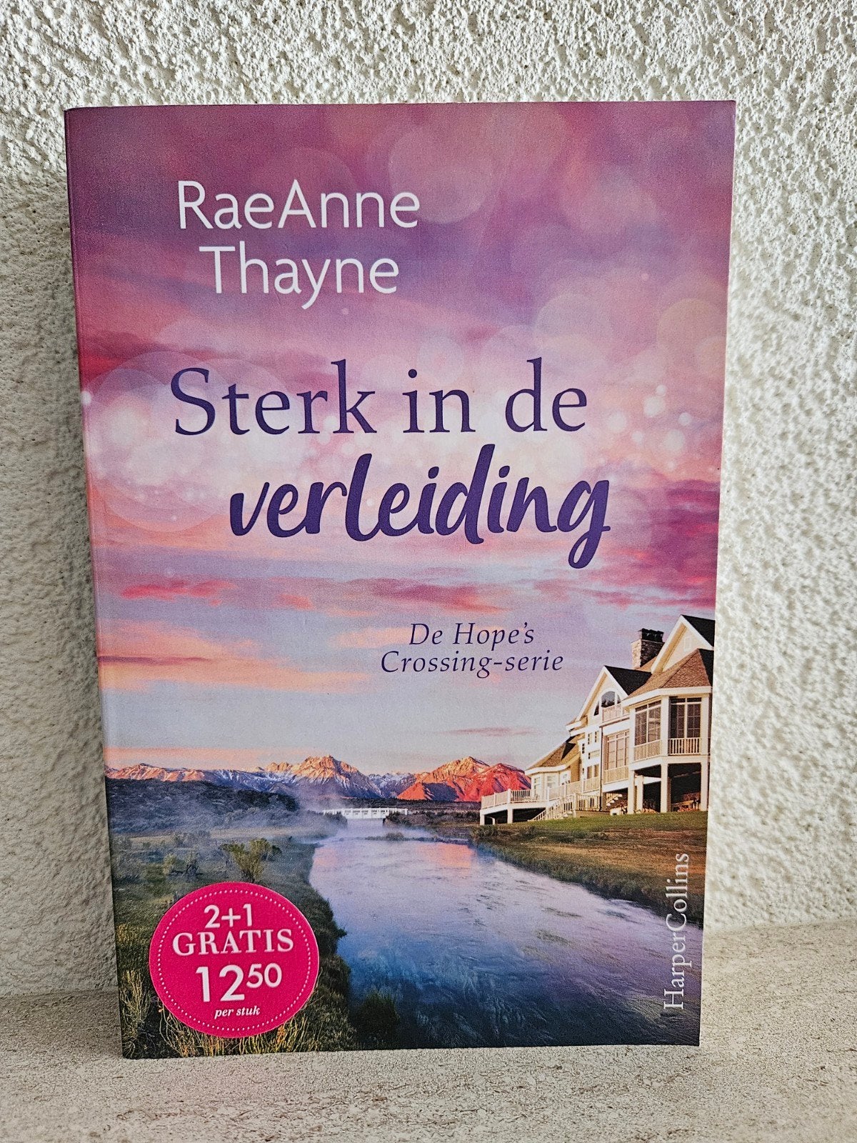 Sterk in de verleiding - RaeAnne Thayne (HarperCollins), Boeken, Romans, Zo goed als nieuw, Nederland, Ophalen of Verzenden