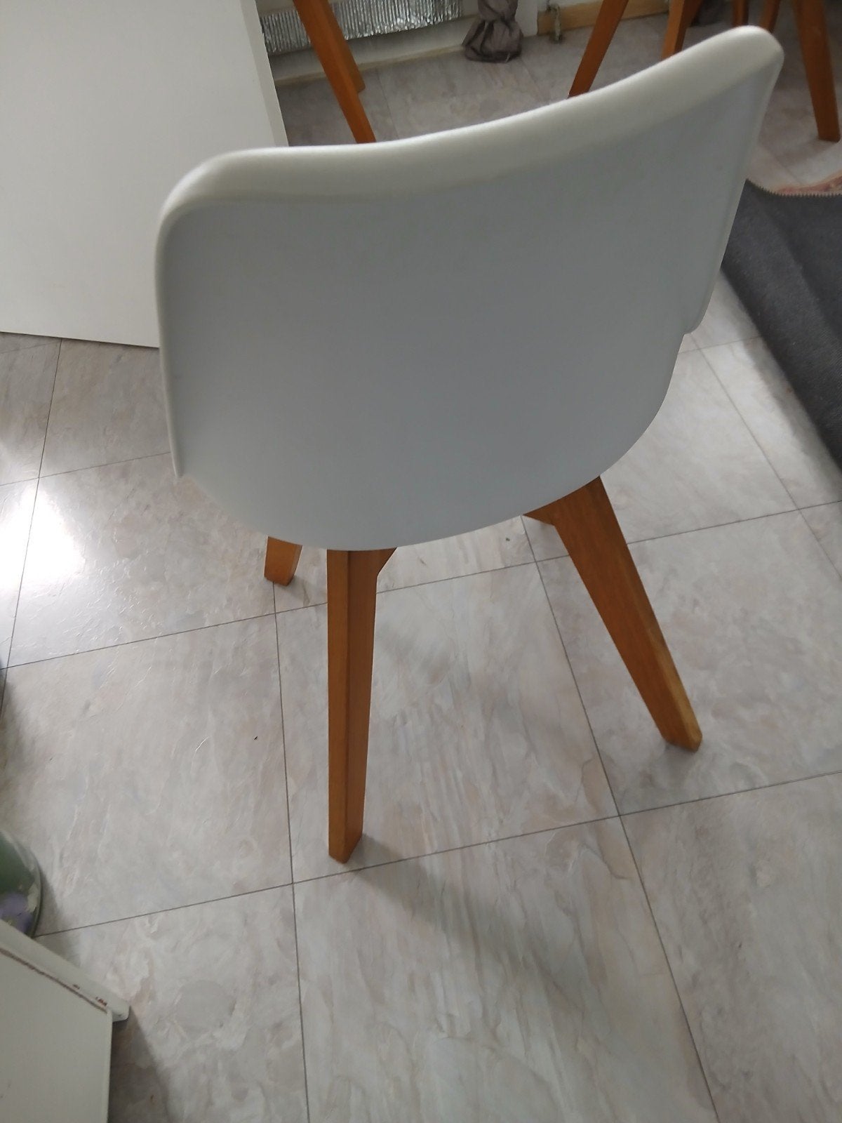 4 Witte stoelen met houten poten en beige kussen, Ophalen, Gebruikt, Wit, Modern Scandinavisch