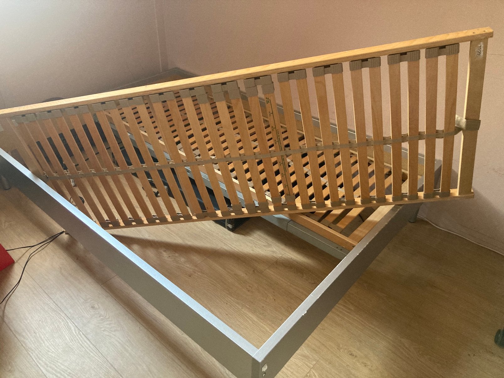 Bed met verstelbare lattenbodems 140 x 200, Ophalen, Gebruikt, 140 cm, Twijfelaar