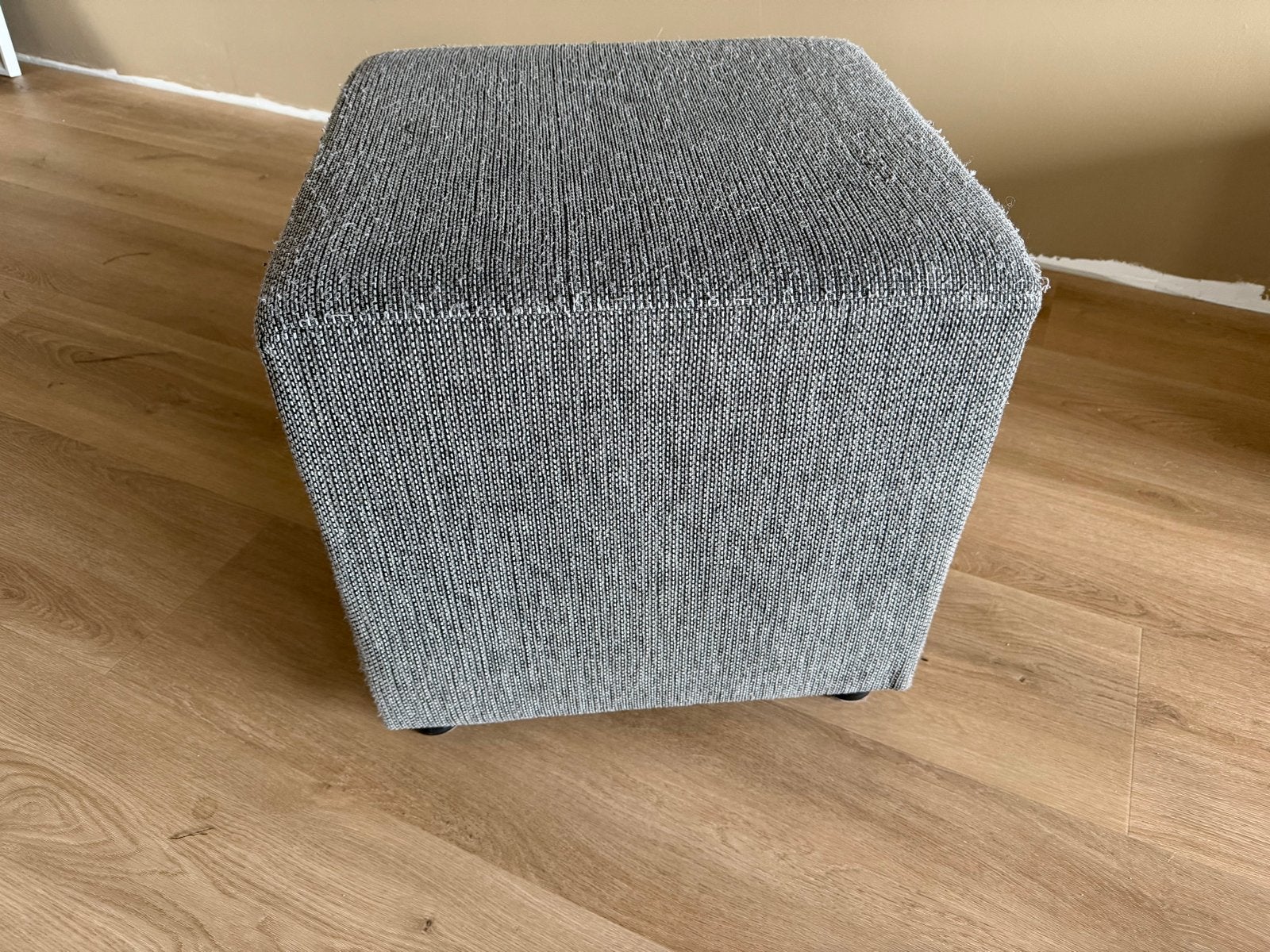 Hocker / Zitblok / Voetenbankje Grijs/Wit Gemêleerd, Ophalen, Minder dan 50 cm, Gebruikt, Vierkant
