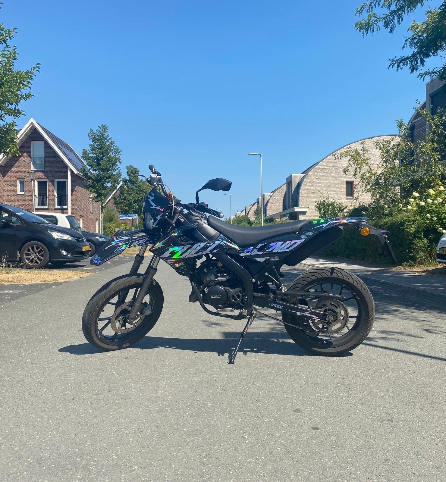 Rieju MRT 50 SM 2023 - Custom Wrap - Zeer nette staat, Ophalen of Verzenden, Zo goed als nieuw, Maximaal 45 km/u