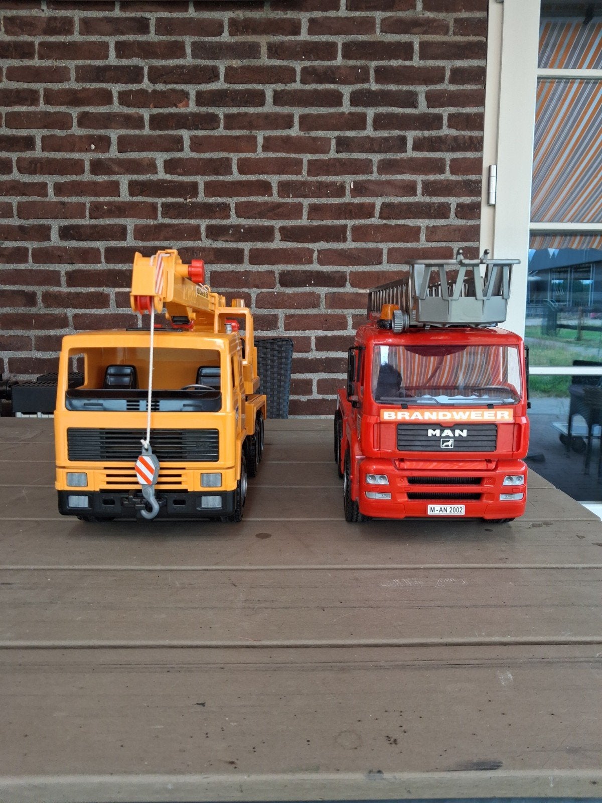 Bruder Haaskraan en Brandweerauto - Uitstekende Staat, Ophalen, Gebruikt
