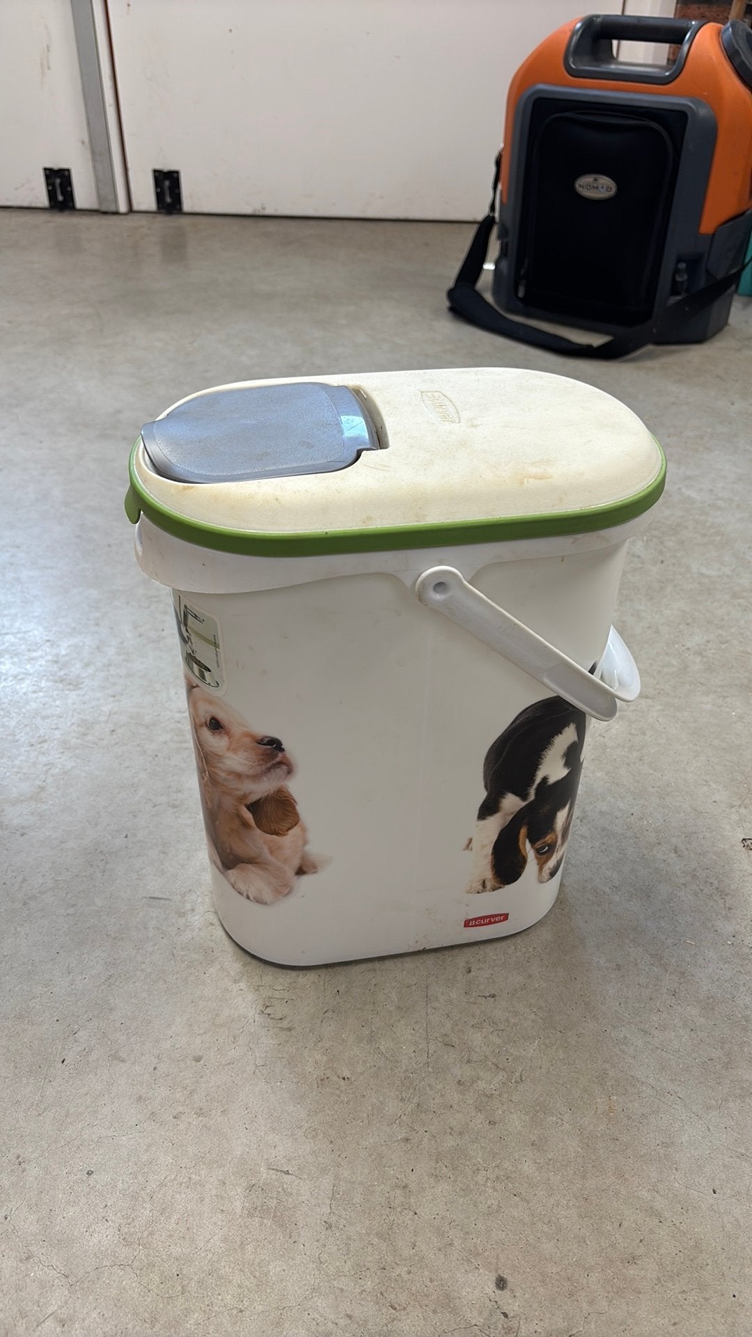 2 Voertonnen honden/katten/konijnen/etc., Ophalen