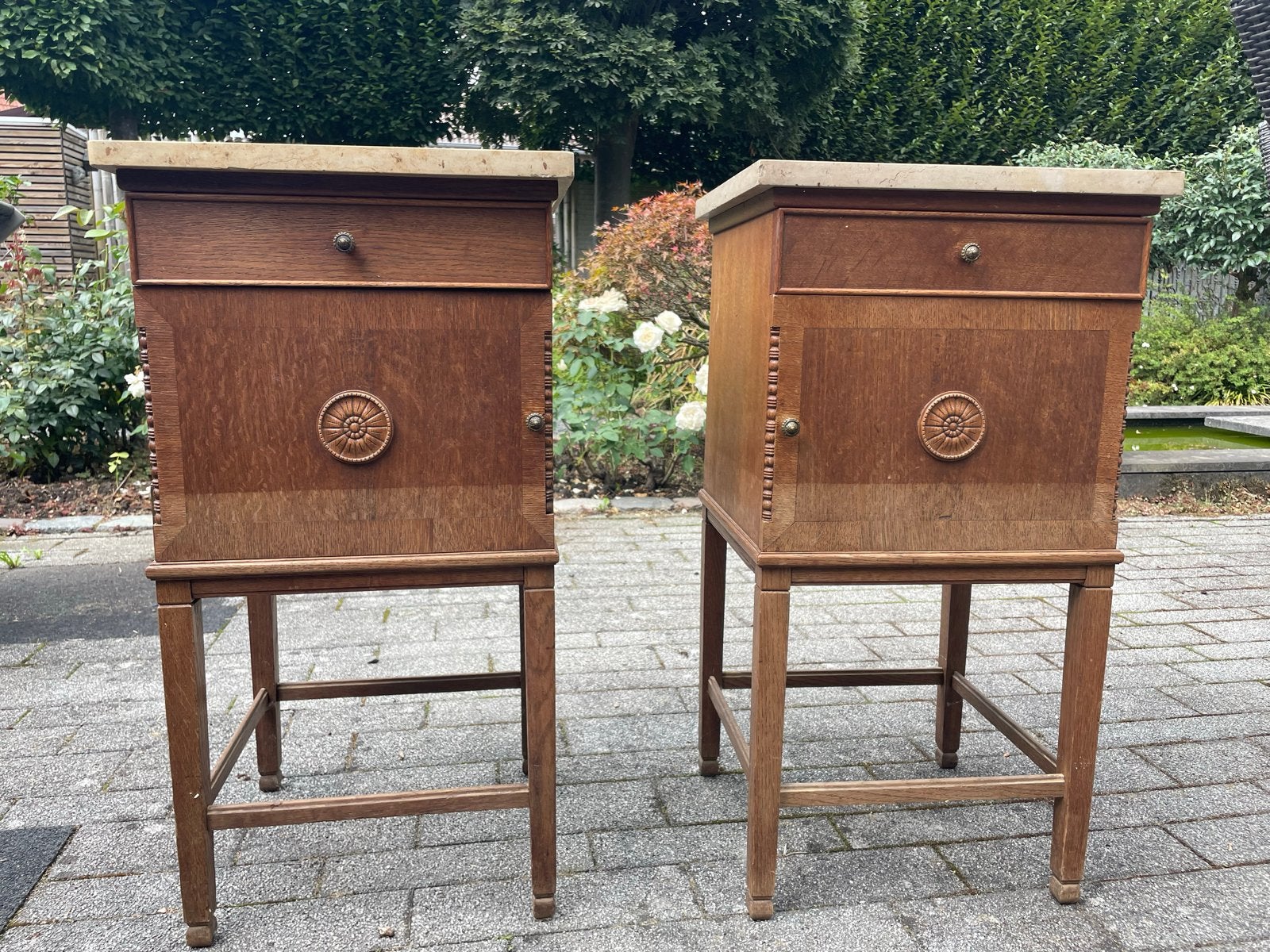 Antieke eikenhouten nachtkastjes met marmeren blad, Ophalen
