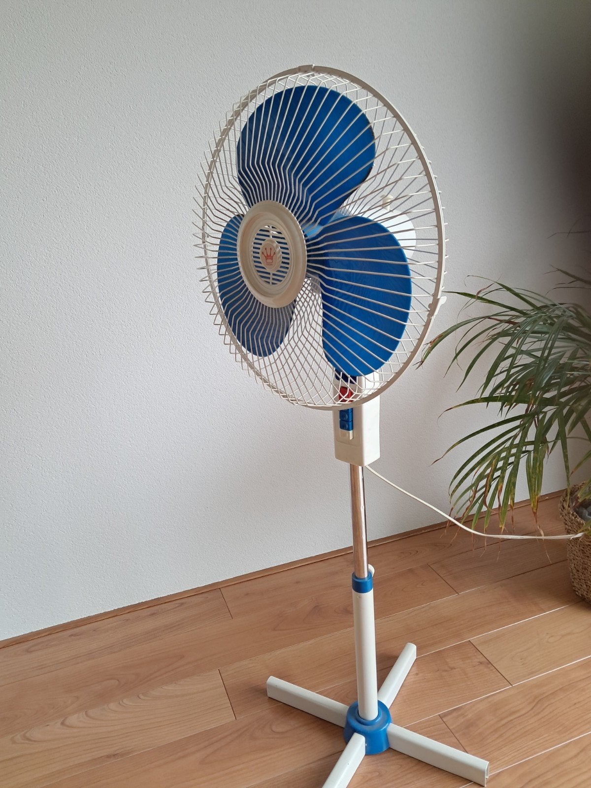 Vintage Statiefventilator - Wit/Blauw - Goede Staat, Witgoed en Apparatuur, Ventilatoren, Ophalen, Gebruikt, Statiefventilator