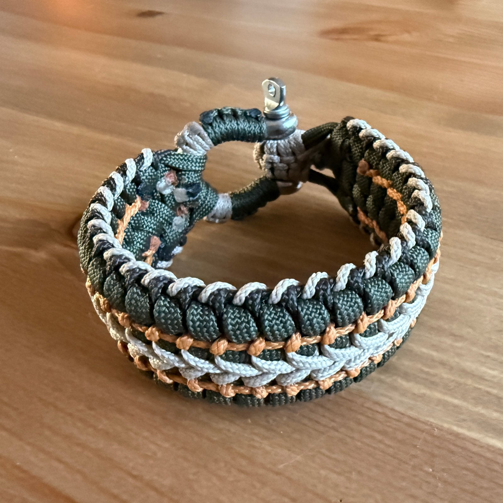 Handgemaakte Paracord Armband - Camouflage Groen/Oranje, Ophalen of Verzenden, Nieuw, Groen, Overige materialen
