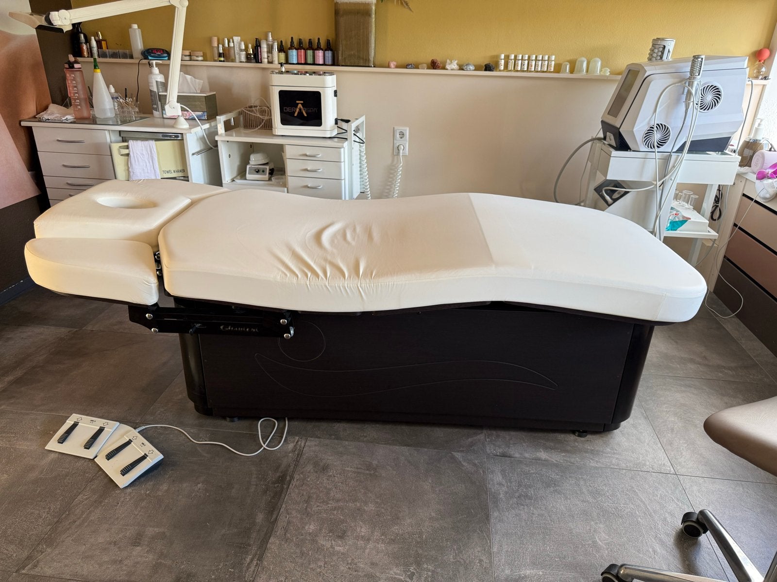 Gharieni elektrische behandelstoel / Wellnessbank