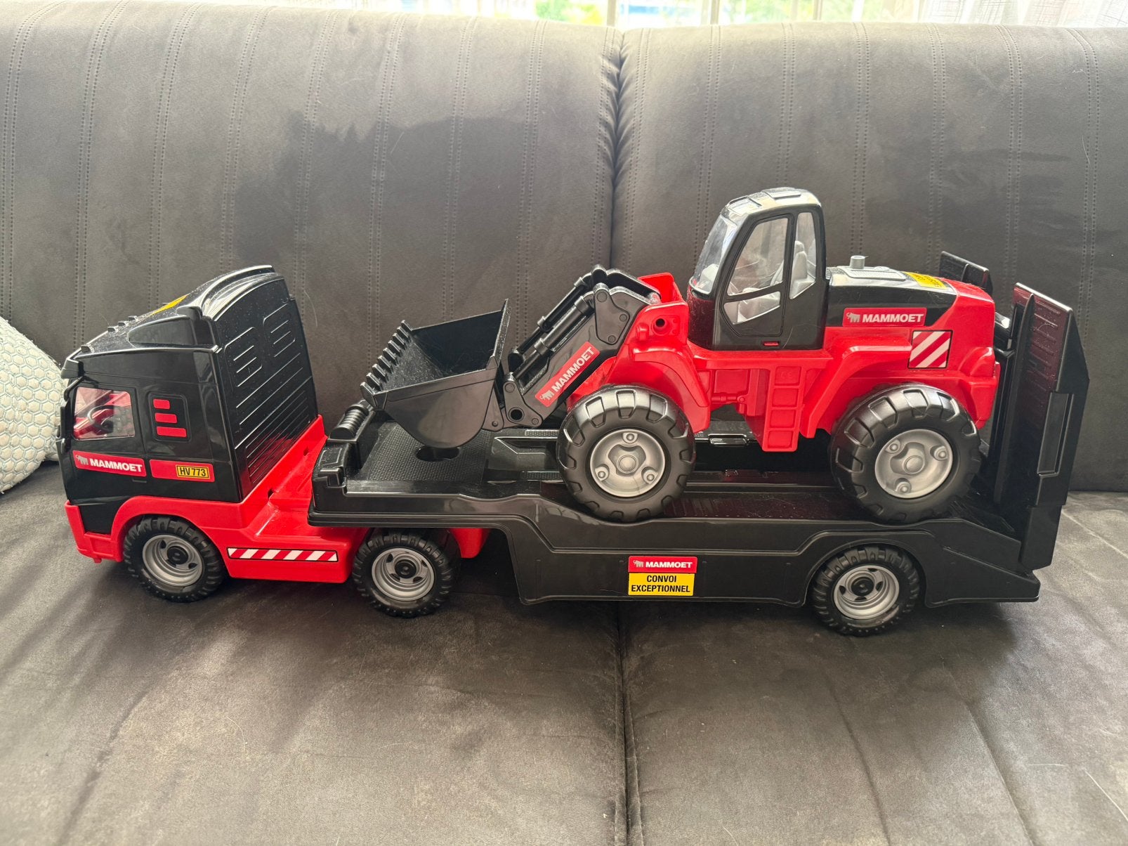 Vrachtwagen met oplegger en shovel, Ophalen of Verzenden, Zo goed als nieuw
