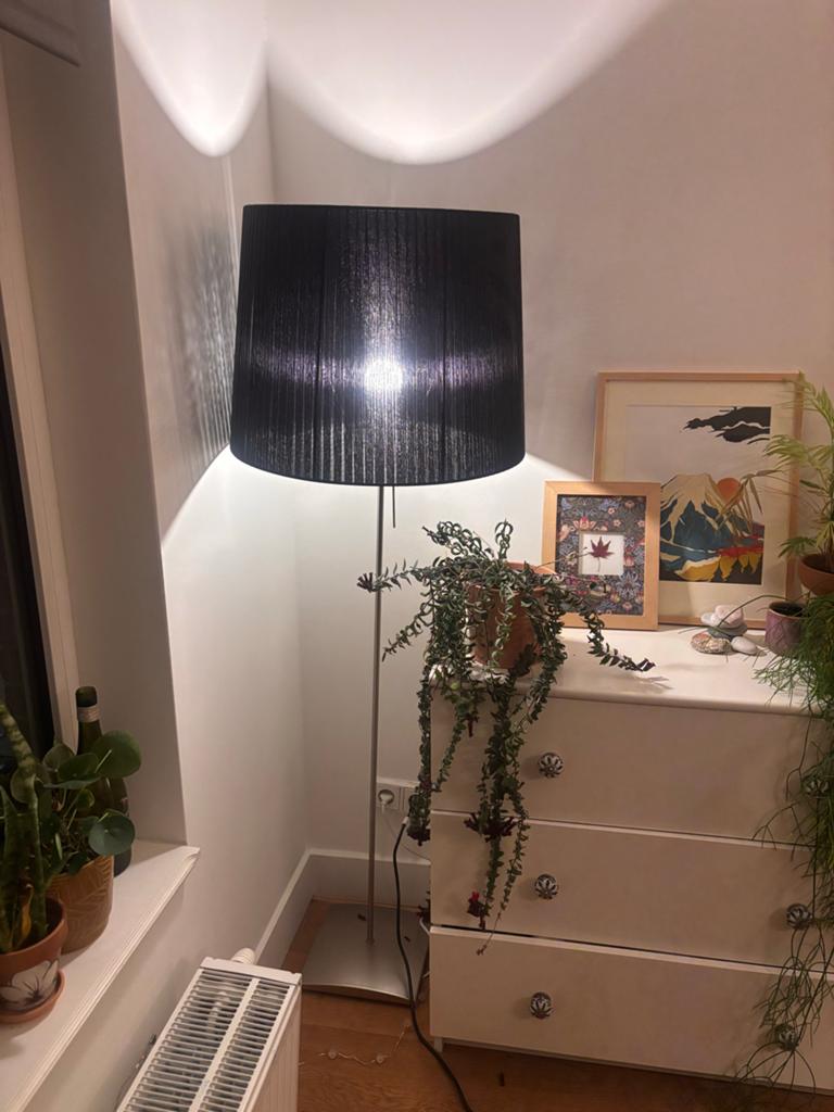 Stijlvolle staande lamp met zwarte kap, Huis en Inrichting, Lampen | Vloerlampen, Ophalen of Verzenden, Metaal, 150 tot 200 cm