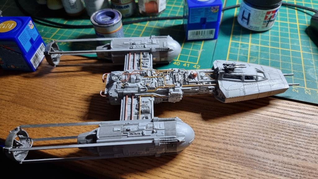 Y-Wing model op standaard (Bandai), Verzamelen, Star Wars, Verzenden, Nieuw, Replica