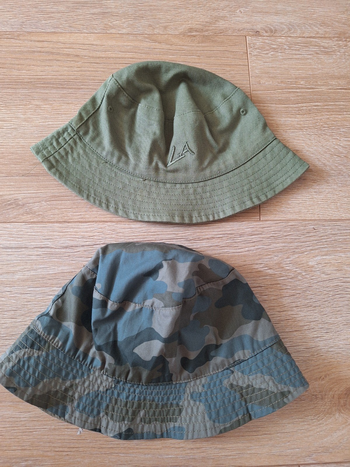 Zgan! 2 mooi vissershoedjes: H&M 134/152 en Hema mt 146-164, Kinderen en Baby's, Kinderkleding | Petten en Hoeden, 134 t/m 140