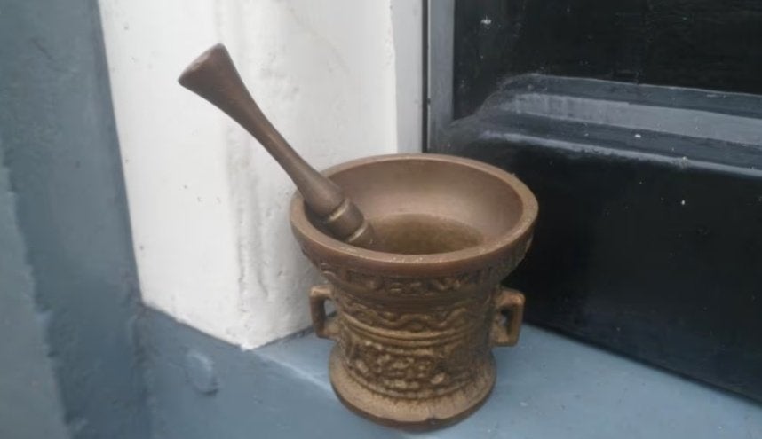 Mooie bronzen VIJZEL 1590 beker 8,5 cm stamper 14 cm, Ophalen of Verzenden, Koper