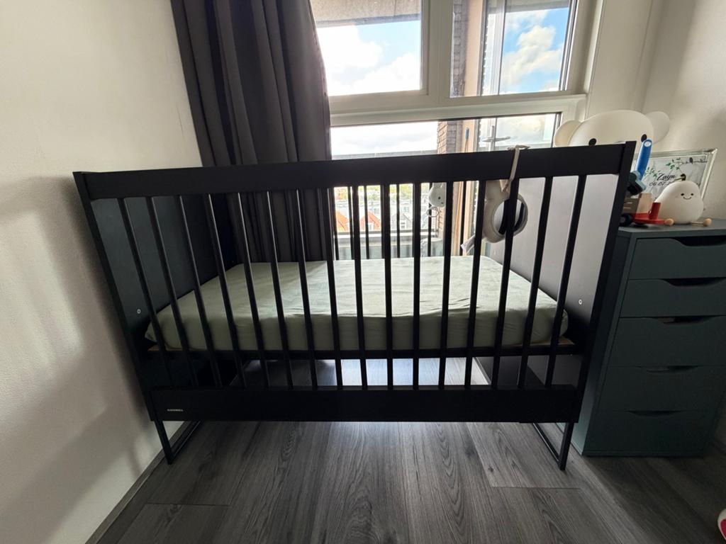 Kidsmill Intense II babybed mat zwart 60x120 incl. matras, Ophalen, Gebruikt, Lattenbodem, Minder dan 140 cm