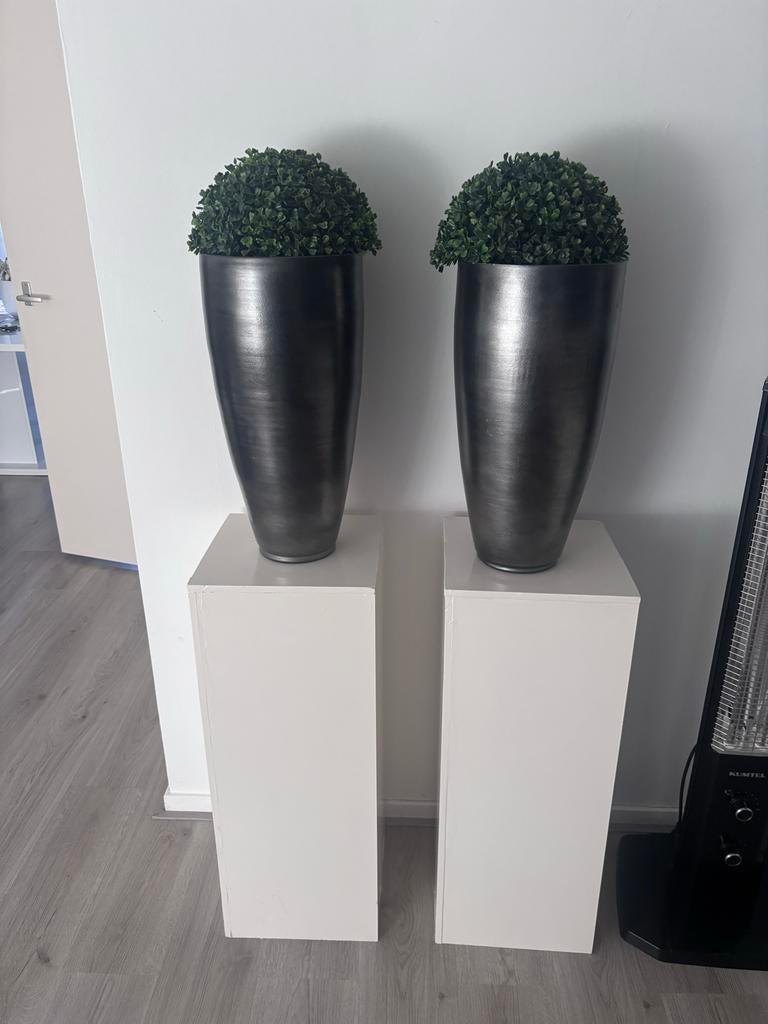 2 witte houten zuilen met hoge antraciet potten, Ophalen of Verzenden, Gebruikt