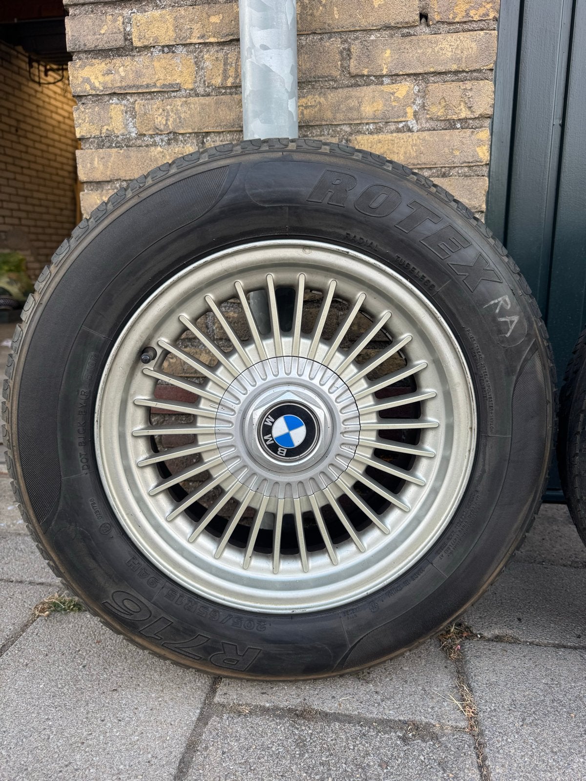 Originele BMW E28 velgen met zomerbanden 205/65R15, Ophalen, Gebruikt, 15 inch, Banden en Velgen