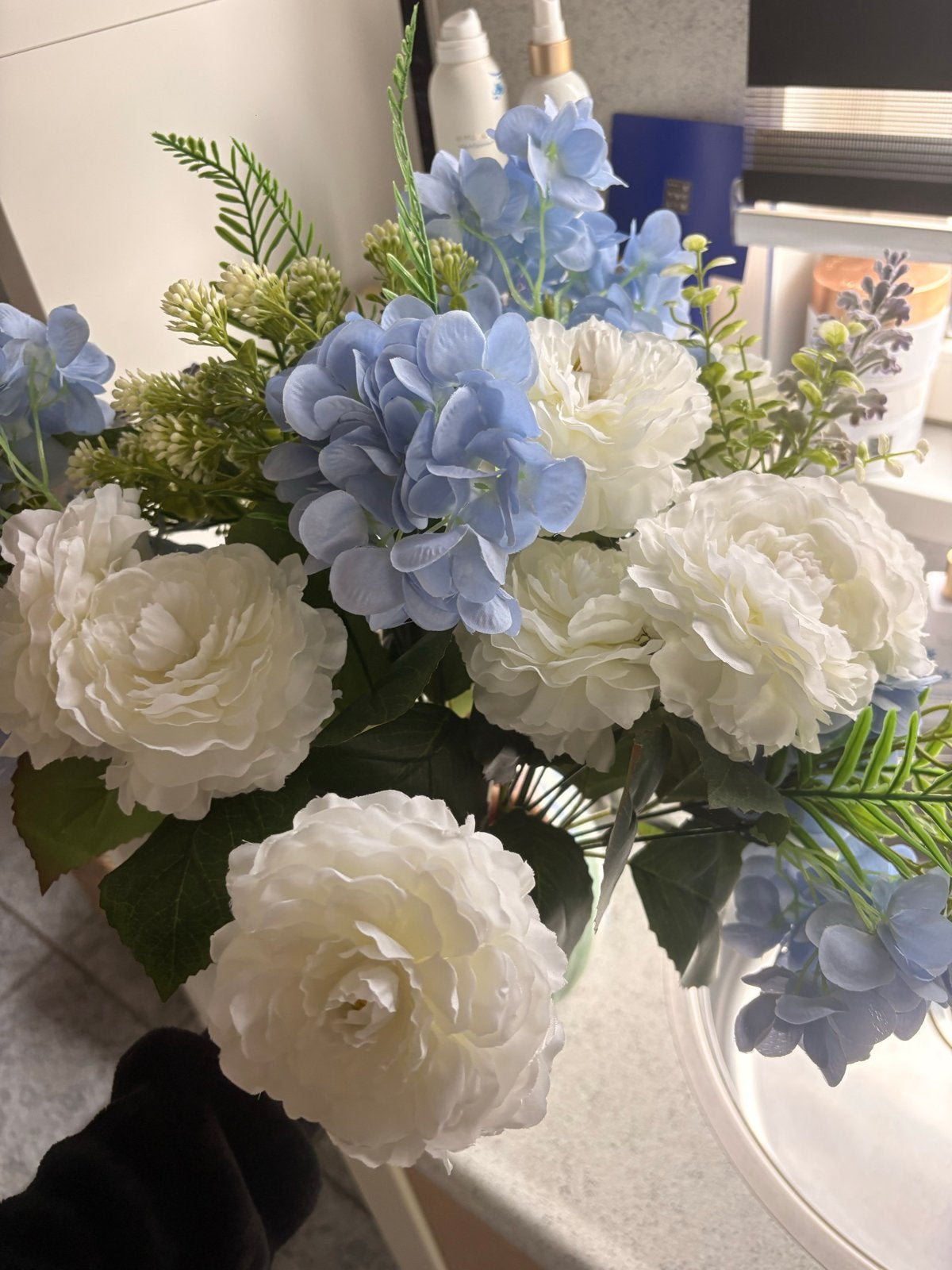 Nieuw boeket kunstbloemen in wit en blauw, Binnen, Nieuw, Textiel, Ophalen of Verzenden