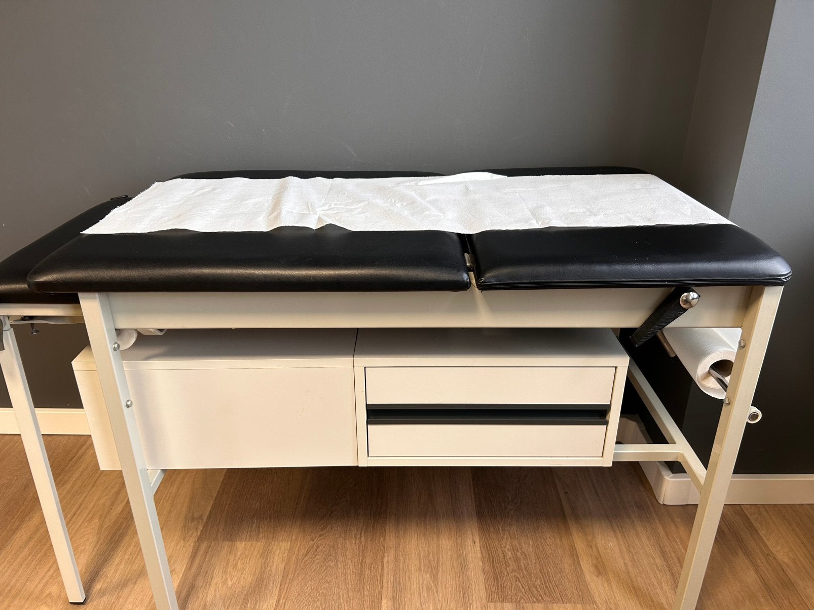 Behandelbank met lades en verstelbare rugleuning, Ophalen of Verzenden, Gebruikt, Massagetafel