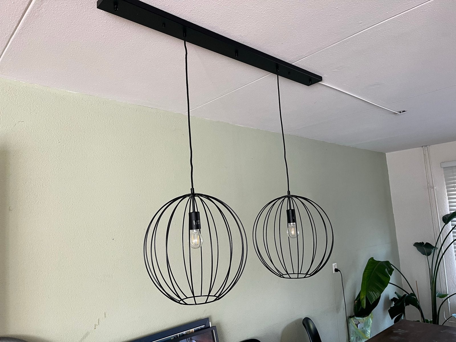Moderne Zwarte Hanglamp met Twee Bolvormige Kappen, Ophalen, Zo goed als nieuw, Metaal, E27 (groot)