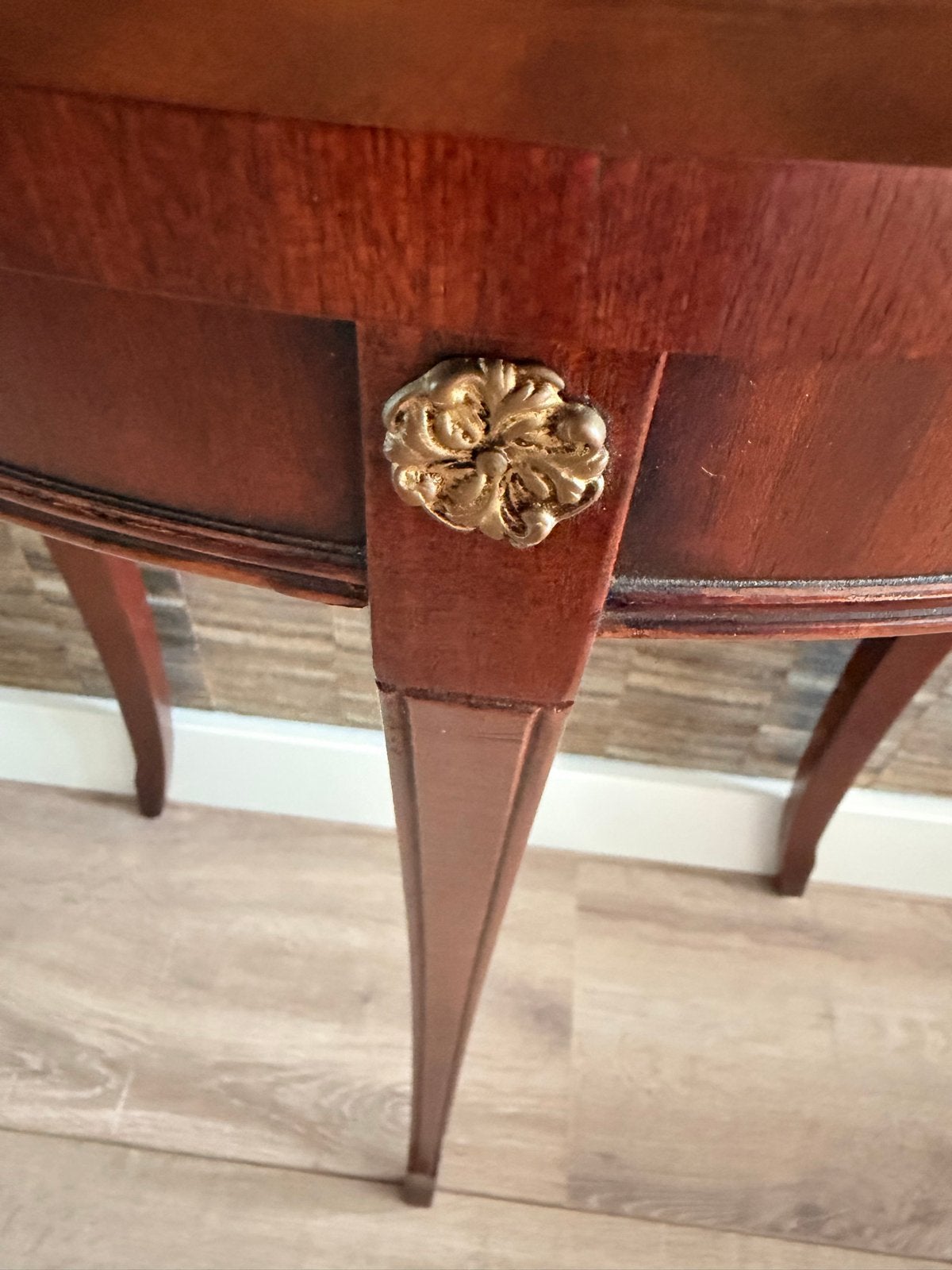Klassieke mahoniehouten haltafel met sierlijke details, Antiek en Kunst, Ophalen of Verzenden