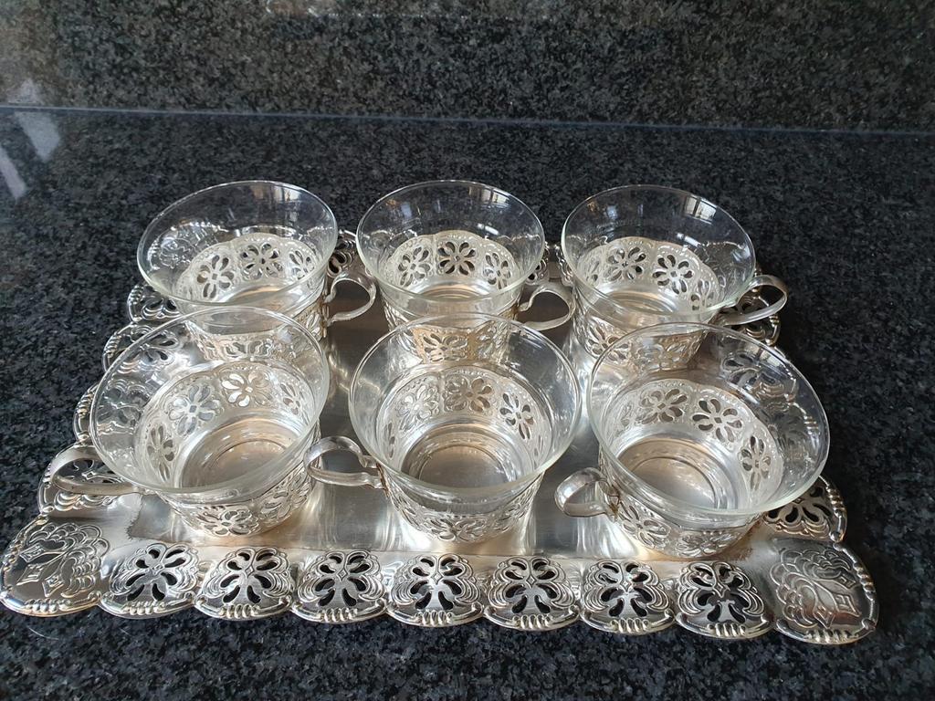 Zilverkleurige theeservies met 6 glazen kopjes en dienblad, Antiek en Kunst, Antiek | Goud en Zilver, Ophalen, Zilver